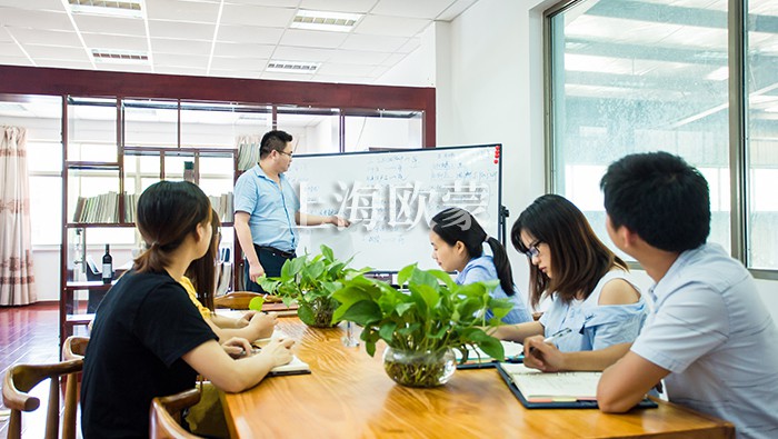 設(shè)備研發(fā)總監(jiān)對員工進(jìn)行**噴霧干燥設(shè)備的知識(shí)培訓(xùn)